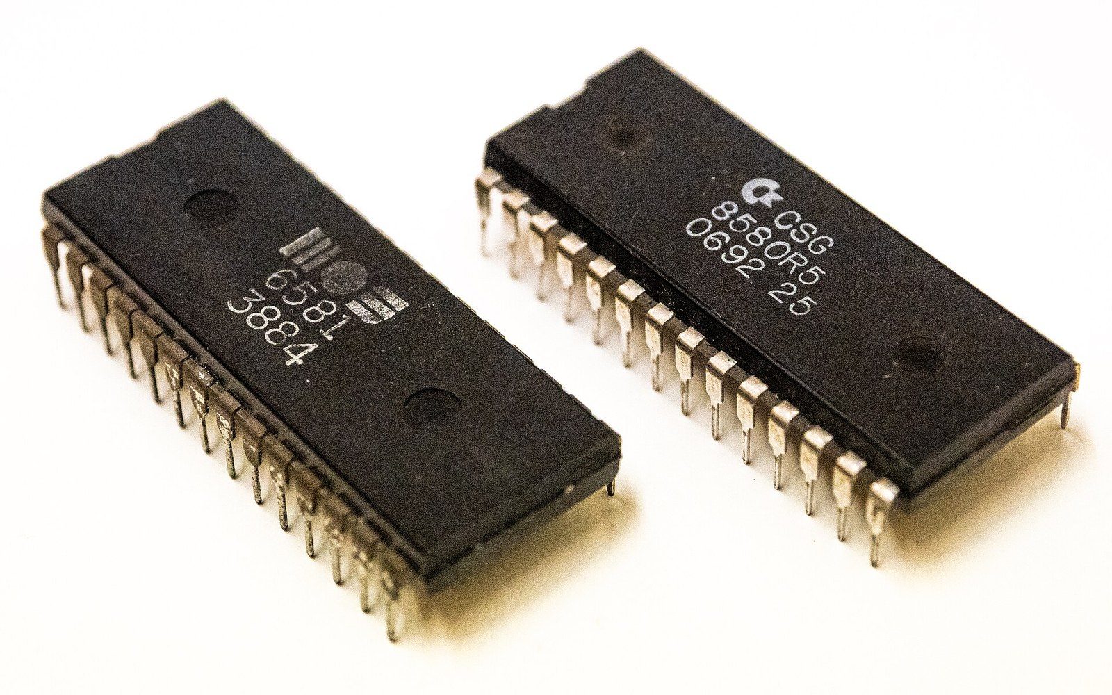 Two black DIP chips labeled MOS 6581 and CSG 8580 side by side